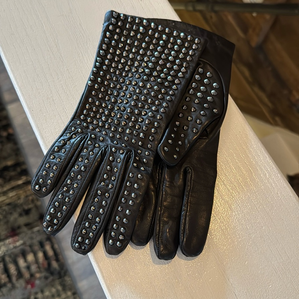 Gorgeous Portolano “Like-New” Black Leather Studded Gloves